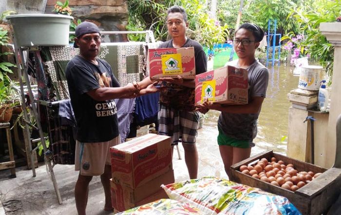 Ketua Fraksi Golkar Salurkan Bantuan Sembako untuk Korban Banjir Gempol