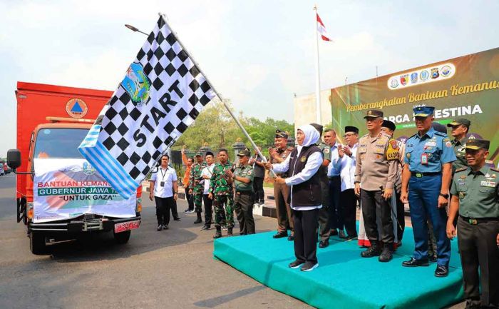 Gubernur Khofifah Lepas Keberangkatan 81 Truk Bantuan untuk Palestina