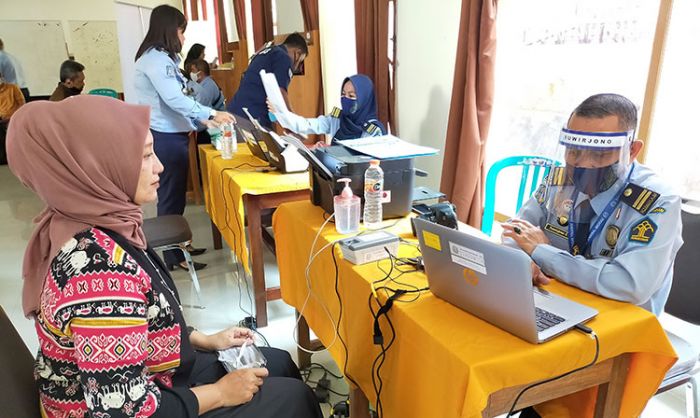 ​Awali New Normal, Eazy Passport Imigrasi Blitar Datangi SMKN 3 Blitar