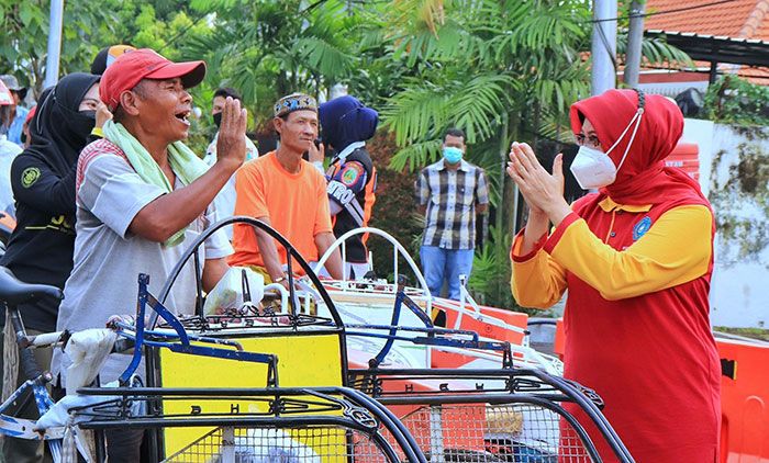 Gandeng Sejumlah Organisasi Wanita, Ketua TP PKK Kota Pasuruan Bagikan Takjil untuk Masyarakat