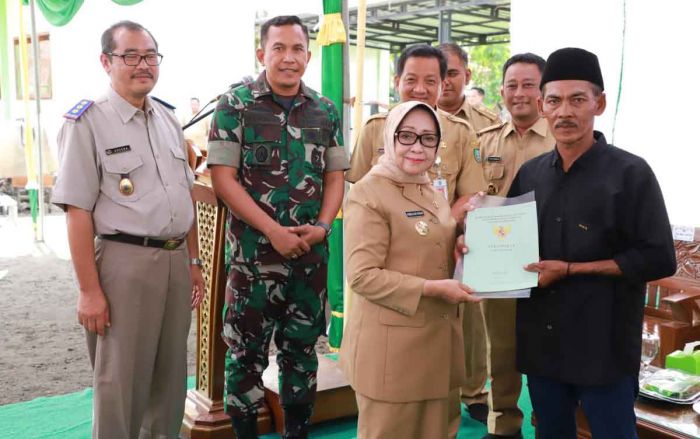 Bupati Jombang Serahkan Ribuan Sertifikat Tanah dari Program PTSL untuk Warga Desa Kebonagung