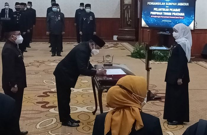 Lantik Lima Pejabat Pratama, Gubernur Khofifah Minta Tingkatkan Indeks Demokrasi