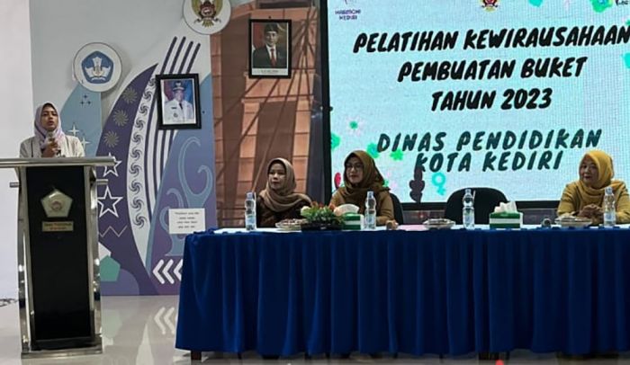 Beri Bekal Kewirausahaan, Bunda Fey Buka Pelatihan Pembuatan Buket