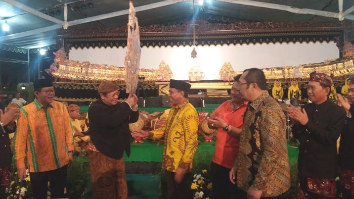 Wayangan di Depan DPRD Jatim, Golkar Sampaikan Pesan Moral Bagi Kader