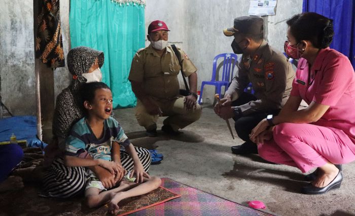 Kapolres Ngawi Berikan Bantuan kepada Eko, Bocah Lumpuh yang Kakinya Sempat Diikat ke Tiang