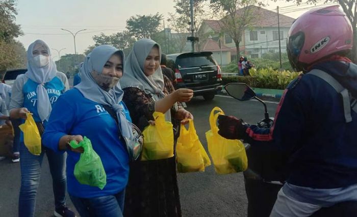 Peringati Hari Kartini, Tim OBIC Permata Bagi-bagi Takjil