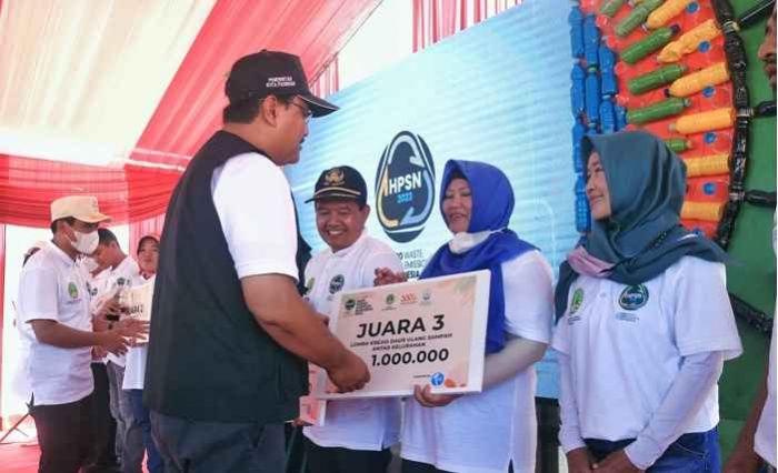 Peringati HSPN 2023, Wali Kota Pasuruan Serahkan Hadiah Pemenang Lomba Kebersihan