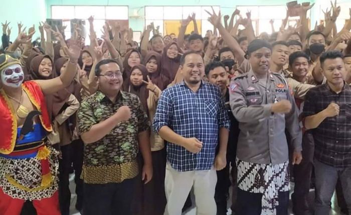 Jelang Operasi Zebra, Wayang Tangguh Polres Ngawi Sosialisasi ke Sekolah