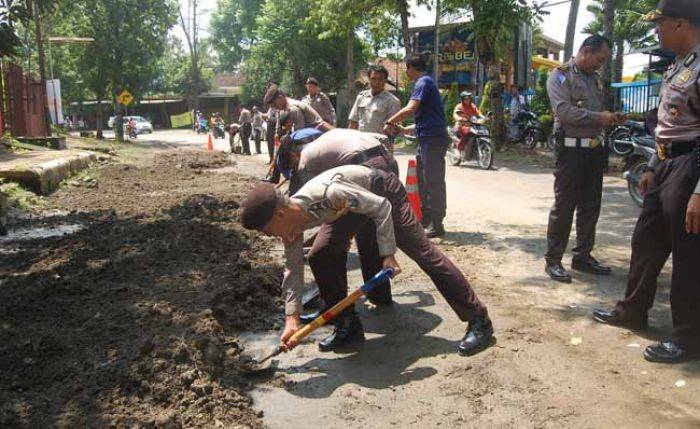 Petugas Gabungan Akhirnya Bersihkan Lumpur di Sekitar Jembatan Jagalan