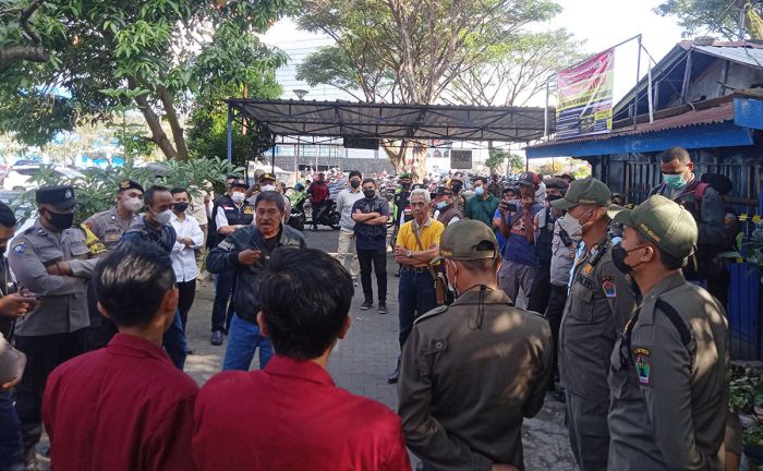 Eksekusi PKL di Area Parkir Stadion Gajayana Berlangsung Tegang, Pengelola Menolak Digusur