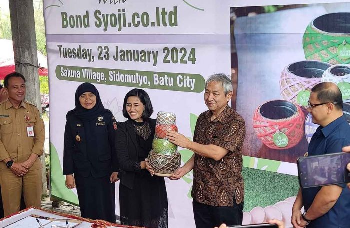 Kampung Sakura Kota Batu Ekspor Pot Bunga ke Jepang