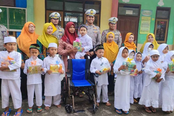 Satlantas Polres Tuban Sosialisasi Tertib Lalu Lintas dan Berikan Bantuan Kursi Roda ke Siswa TK