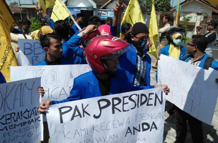 Mahasiswa PMII Sholat Gaib di depan Kantor DPRD Blitar, Anggap Pemerintah tak Pro Rakyat