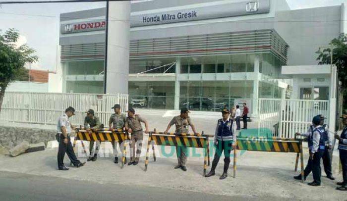 Jalan Akses Masuk ke Dealer Honda Gresik Ditutup Paksa Dishub dan Satpol PP