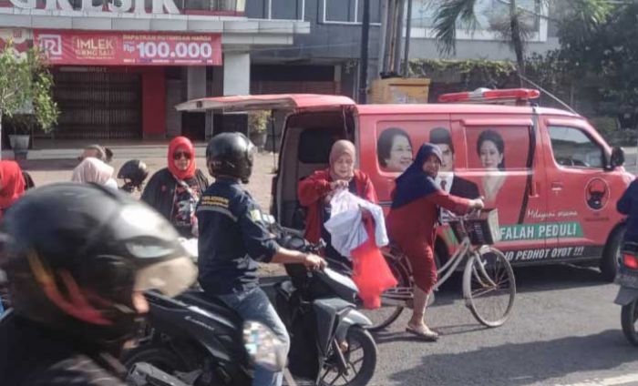 Gaet Dukungan, Caleg PDIP Gresik Bersama Tim Gama Bagi-Bagi Nasi Bungkus