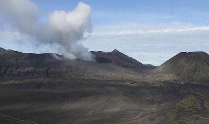 Gunung Bromo Keluarkan Asap, Status Waspada Level II