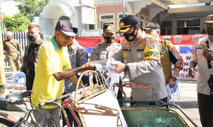 Cegah Covid-19, Kapolres Pamekasan Sosialisasi Sekaligus Bagikan Ribuan Masker