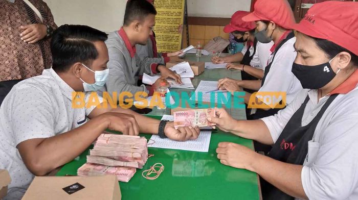 Dinsos Kota Madiun Salurkan BLT DBHCHT