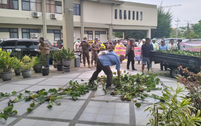 Perwakilan Warga dari 4 Desa Demo Kantor Dinas SDACKTR Pasuruan, Tuntut Pembersihan Eceng Gondok