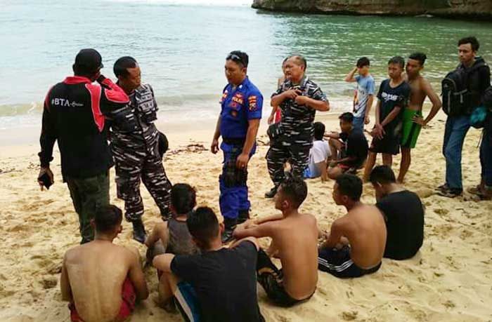 3 Siswa SMK Kelautan Turen Hilang Terseret Ombak Pantai Asmoro