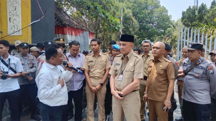 1 Jam Ngantor, Pj Bupati Bangkalan Disambut Demo