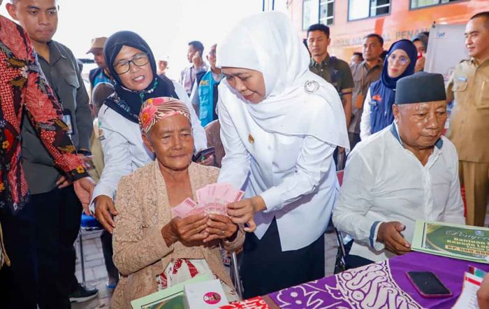 Gubernur Khofifah Salurkan Bansos PKH Plus di Bangkalan