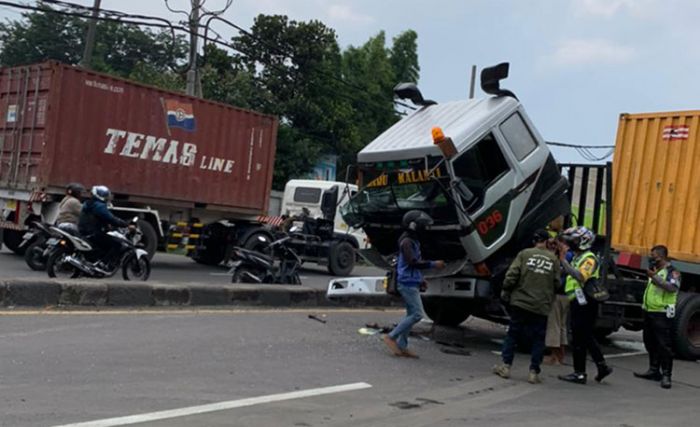 Serempet Truk Boks, Bagian Depan Truk Trailer di Sidoarjo Rusak Parah