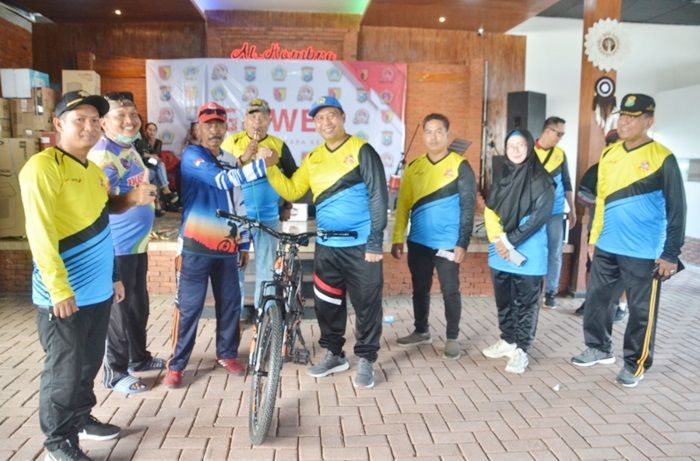 Peringati HUT Bhayangkara ke-76, AKD Duduksampeyan Gresik Gelar Gowes Berhadiah