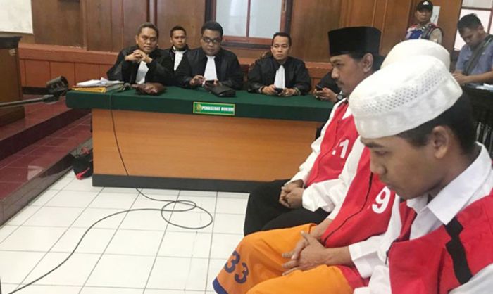 ​Sidang Ditunda, Keluarga Terdakwa Kasus Pembakaran Mapolsek Tambelangan Kecewa