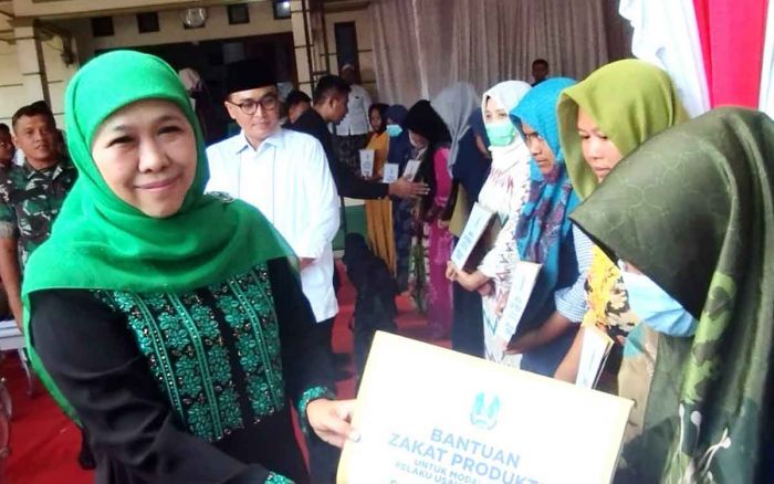 Gubernur Khofifah Salurkan Zakat Produktif untuk Pelaku Usaha Ultra Mikro di Pamekasan