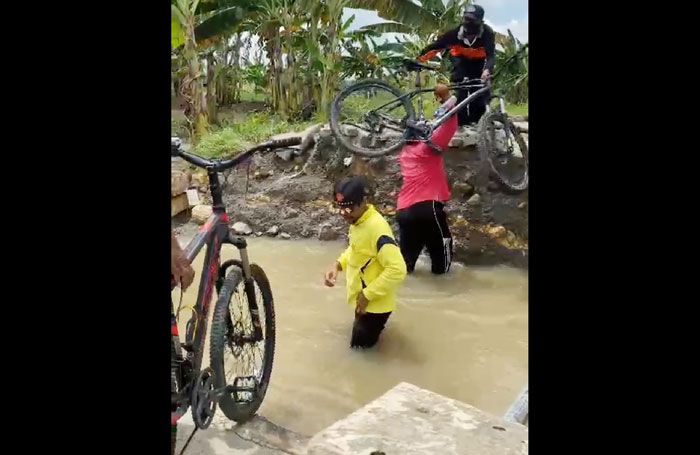 Diterjang Arus Kali Lamong, Jembatan Penghubung Desa Munggugebang - Sirnoboyo Benjeng Putus