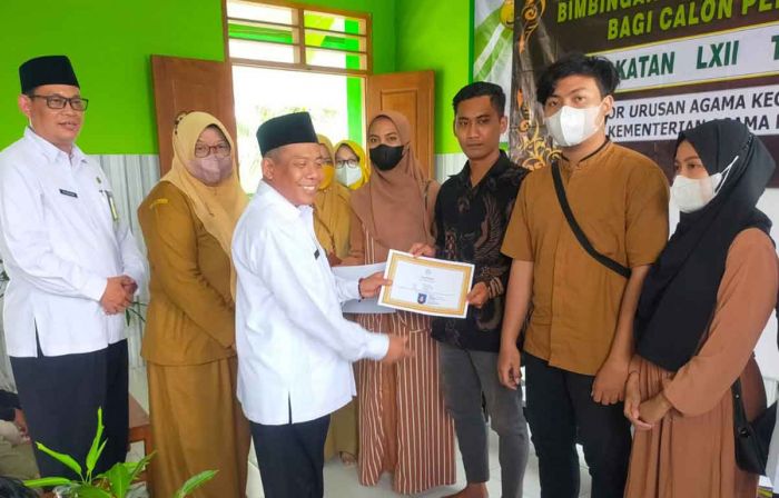 Giat Bimwin, KUA Semanding Tuban Bagikan 1.000 Bibit Mangga Garifta Merah kepada Calon Pengantin