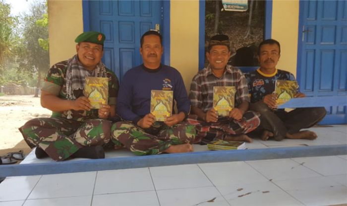 Satgas TMMD Kodim 0818 Berikan Tali Asih Buku Iqro untuk TPQ Al Hambaliah