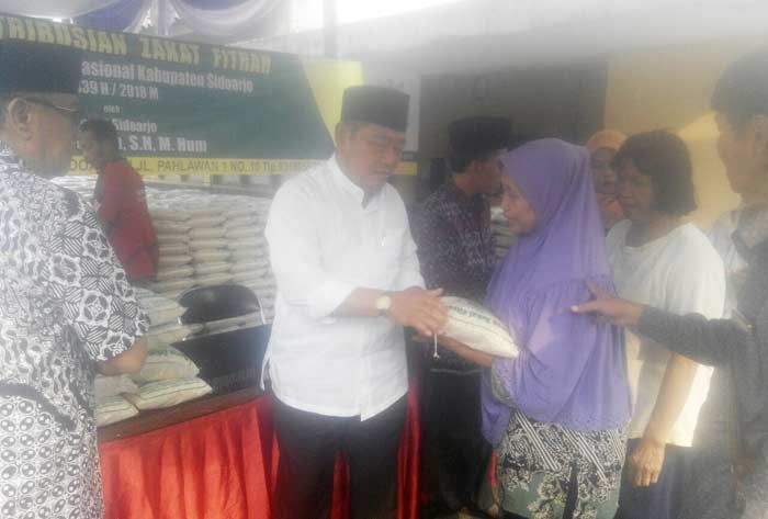 Baznas Sidoarjo Bagikan 30 Ton Beras Zakat Fitrah kepada Ribuan Dhuafa