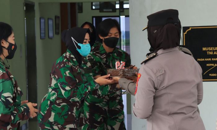 Peringati HUT Kowal ke-59, Polwan Polresta Sidoarjo Beri Kejutan