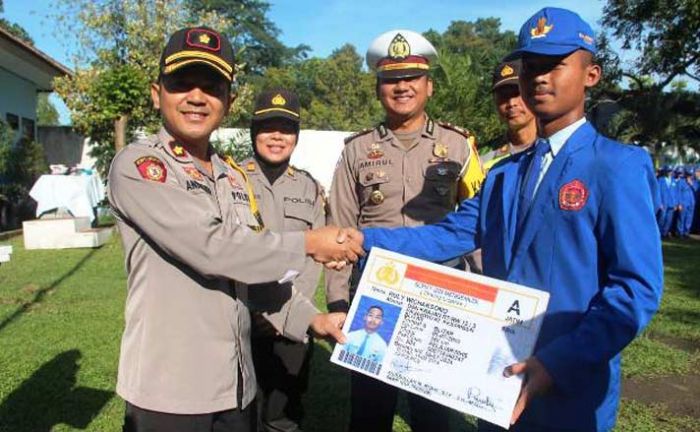 Dapat Nilai Tertinggi Saat Tryout, Polres Blitar Beri 16 Millennial SIM Gratis 