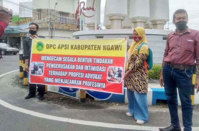 Gelar Aksi Solidaritas, Pengacara di Ngawi Turun ke Jalan Bentangkan Banner Beri Dukungan Moril