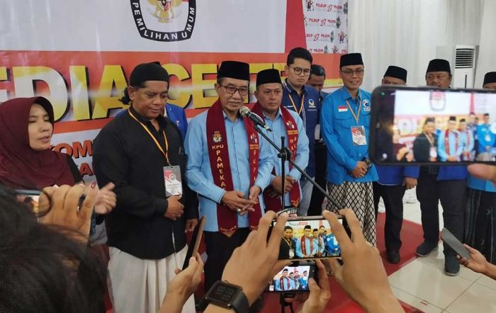 Massa BPK Antarkan KH. Kholilurrahman Daftar Bacabup ke KPU Pamekasan