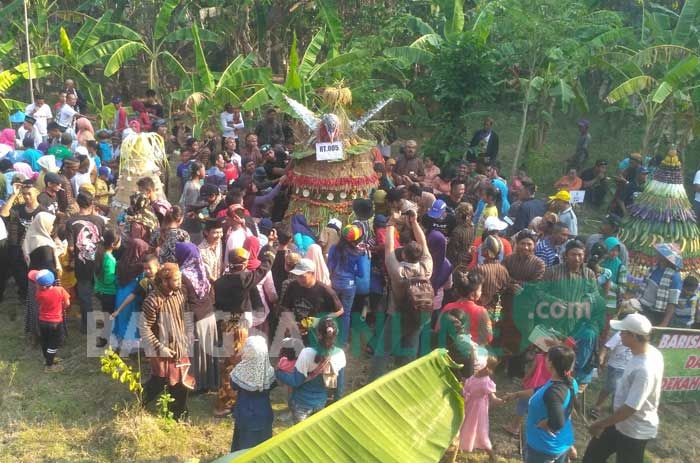 Warga Bogo Bojonegoro Sambut Malam Tahun Baru Muharram dengan Rebutan Gunungan