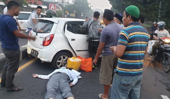 Kaget Disalip Truk, Agya Tabrak Pohon di Raya Sidorejo Sidoarjo