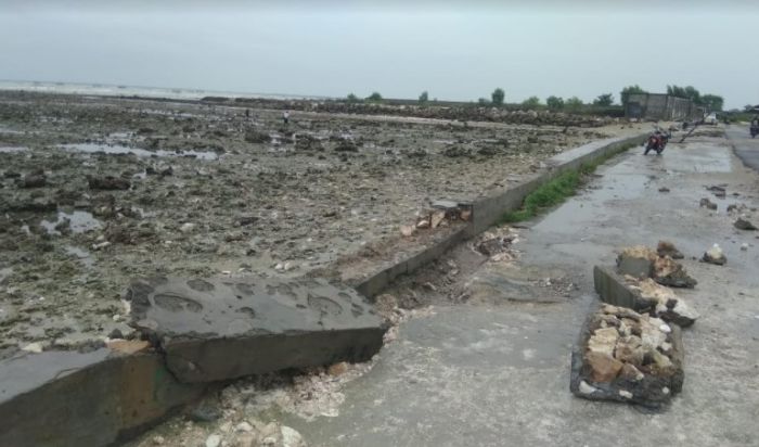 Tanggul Pantai Ngemboh Gresik Rusak Berat Diterjang Ombak