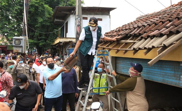 Urai Kemacetan di Depan Pasar Suko Sidoarjo, Gus Muhdlor Pimpin Pembongkaran Eks Balai Desa