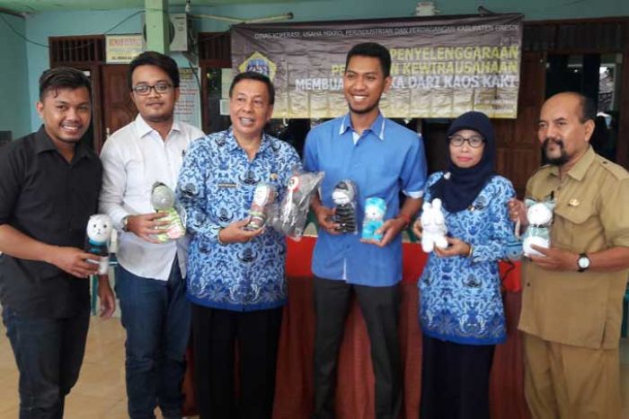 Roadshow UMKM di Kebomas, Dinkop Gresik Ajari Ibu-ibu di Randuagung Membuat Boneka Kaos Kaki