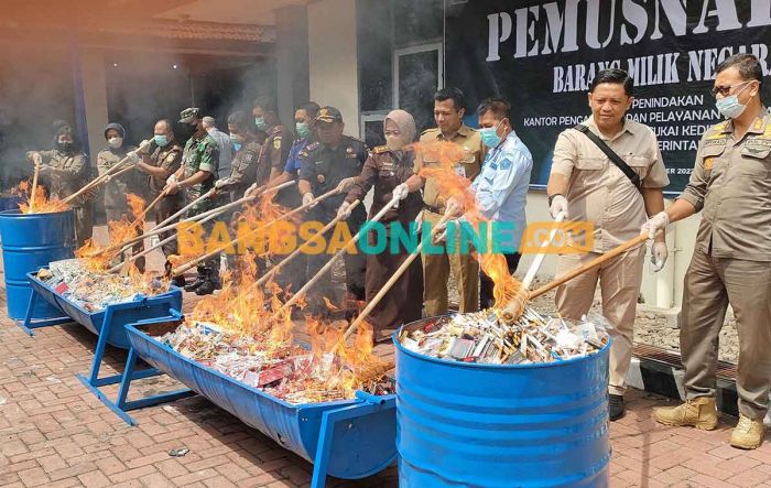 Bea Cukai Kediri Musnahkan Jutaan Batang Rokok Ilegal di TPA Klotok