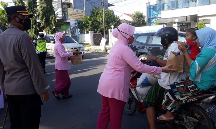 Bhayangkari Polres Pamekasan Bagi Ratusan Takjil