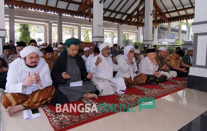 Jelang Rapat Akbar Aktualisasi Resolusi Jihad, Gus Solah Dampingi Kiai Ziarah Makam Gus Dur