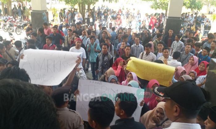 Kecam Aksi Anarkis HMI, Sejumlah Mahasiswa UTM Gelar Demo Tandingan, Kapolres Turun Tangan