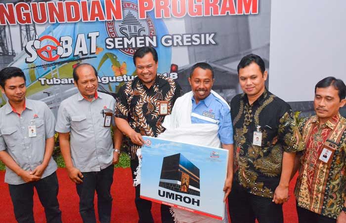 Semen Indonesia Berikan Hadiah Umrah kepada Sopir Ekspeditur Berprestasi