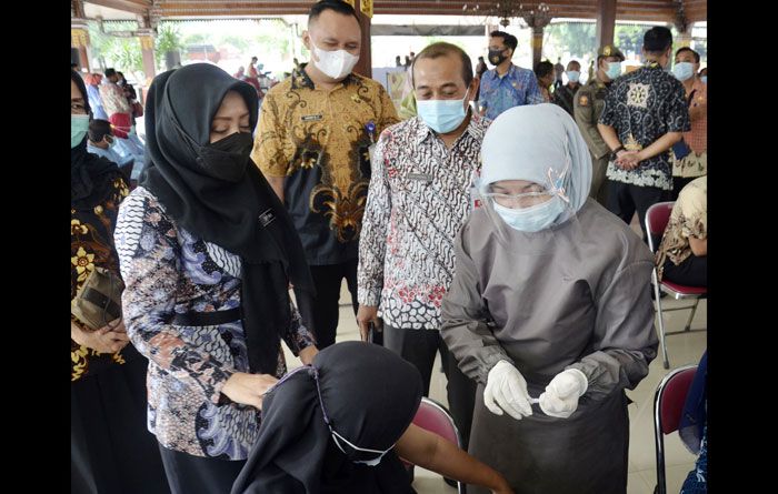 Bupati dan Wabup Tinjau Vaksinasi 900 ASN Pemkab Mojokerto