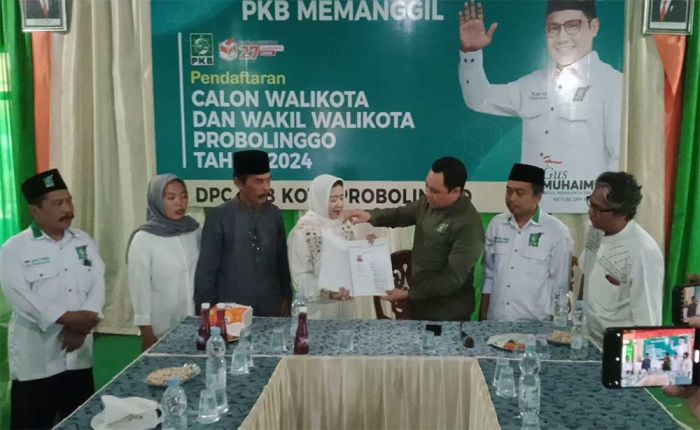 Kembalikan Formulir, Ning Tiwi Serius Running Balon Wakil Wali Kota Probolinggo